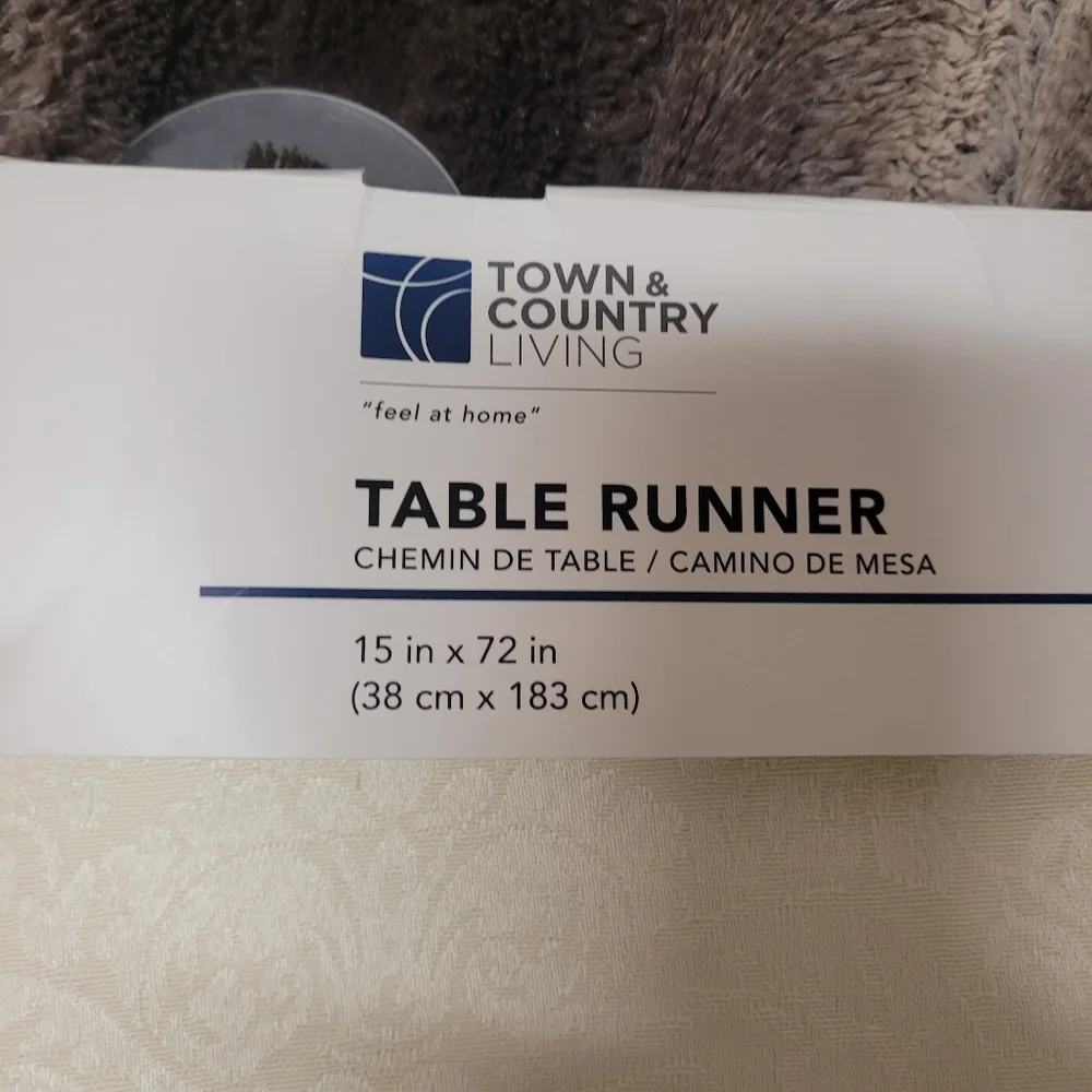 Town and Country Living table runner NWT size 15